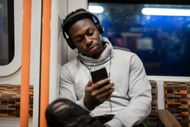 Hombre viendo su teléfono en el metro